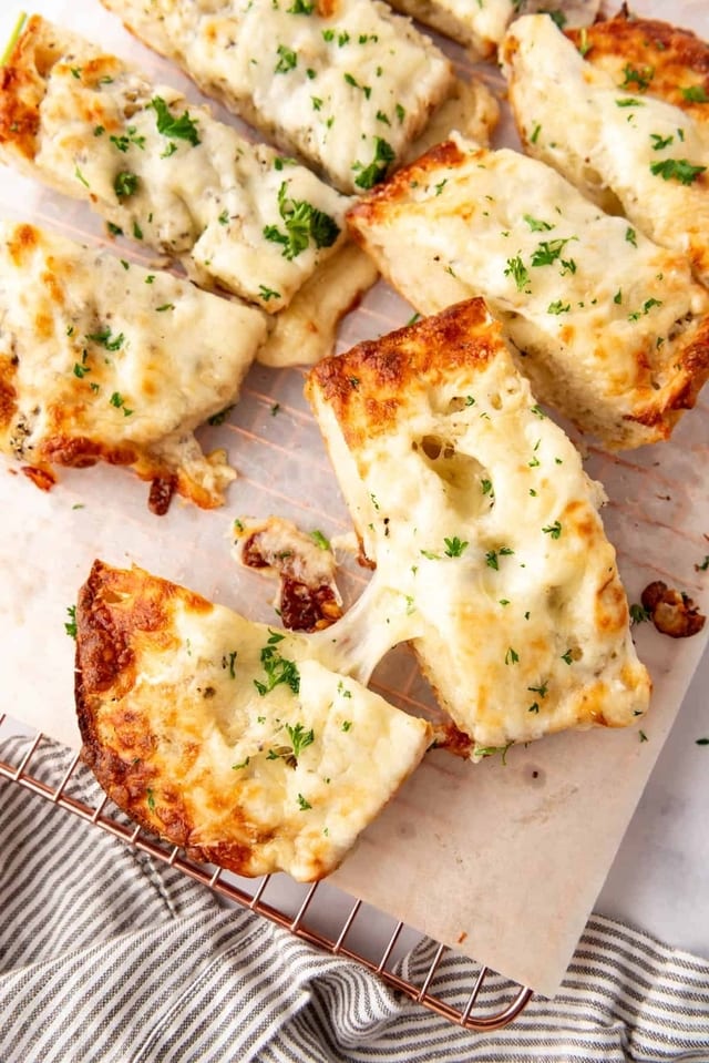 Garlic bread w/ chz.